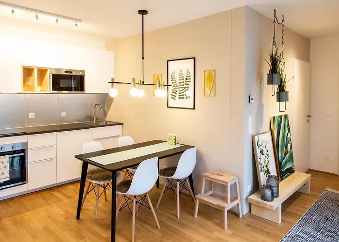 & Cozy - 15 Min To Center Apartment