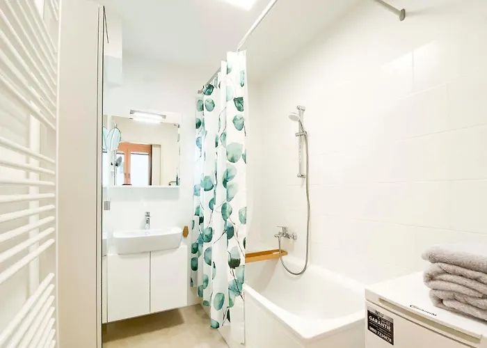 & Cozy - 15 Min To Center Apartment
