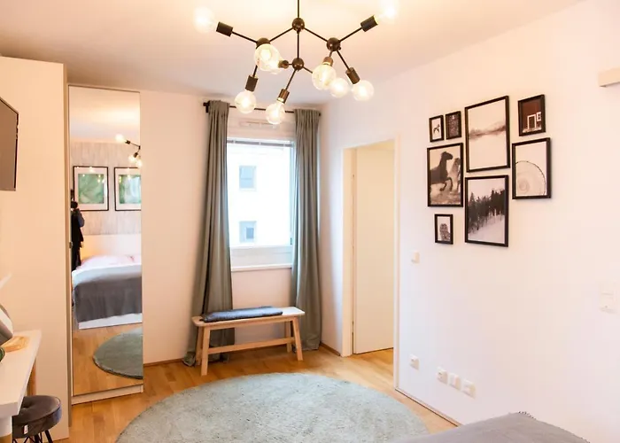& Cozy - 15 Min To Center Apartment *