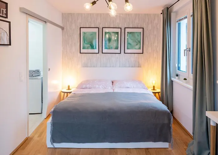 & Cozy - 15 Min To Center Apartment *