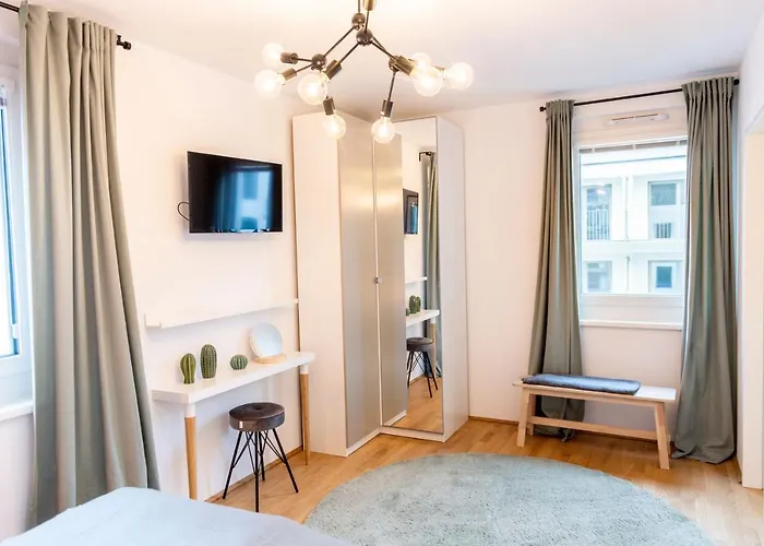& Cozy - 15 Min To Center Apartment