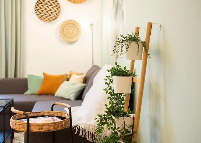 & Cozy - 15 Min To Center Apartment *